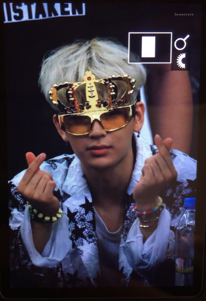 saveasyoyo's tweet photo. 170701 Yeongdeungpo Fansign 
Prince🤴🏻 vs chick 🐥
#yunhyeong #윤형 #송윤형 https://t.co/PYoubIPLbq