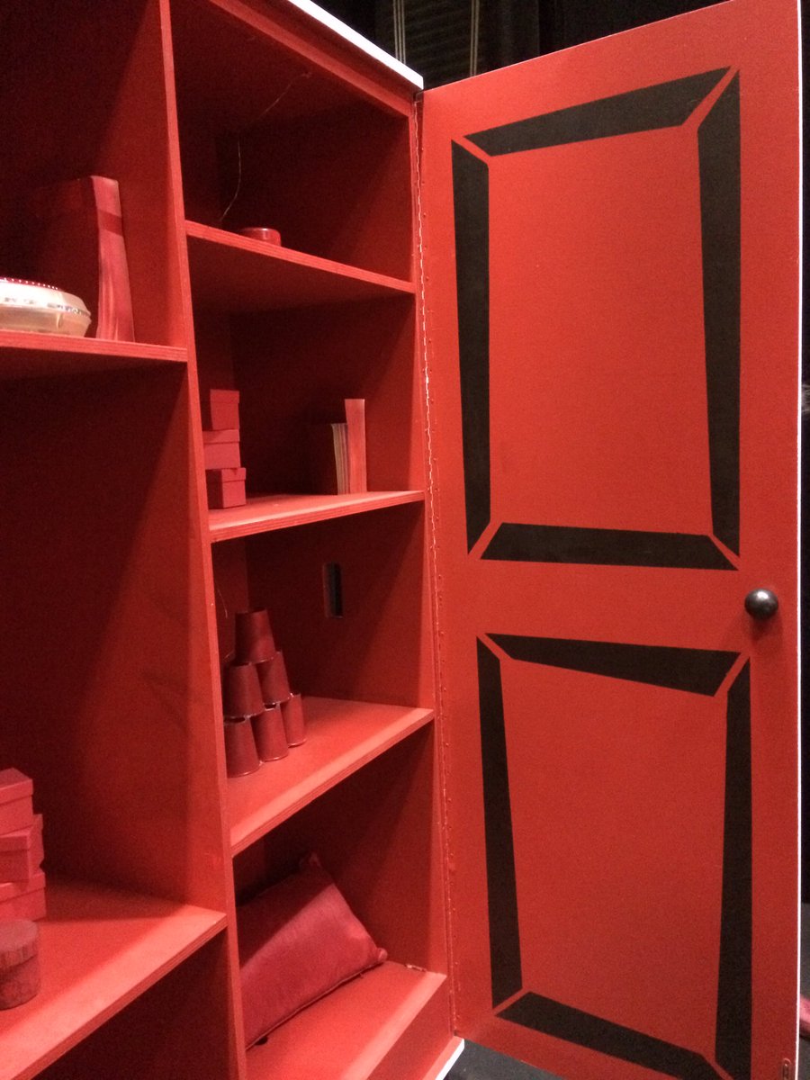 Ameriquebecoise's tweet photo. Dans le décor et les costumes de @31musical. #TPAblogday https://t.co/y0l3u02a94