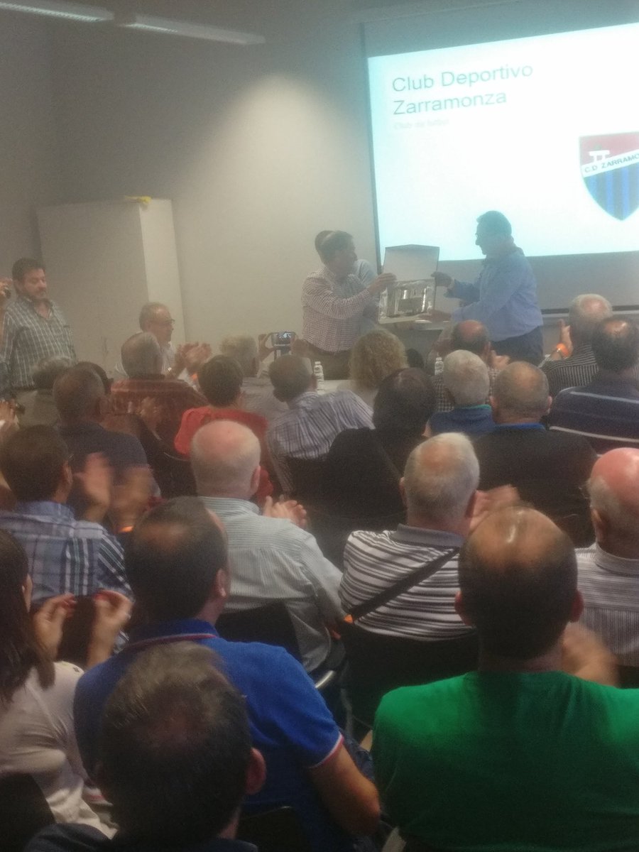 CDZarramonza's tweet photo. El presidente de @fedfutnavarra Rafa del amo dando una placa al presidente Enrique arana https://t.co/BKsHxKLAMQ