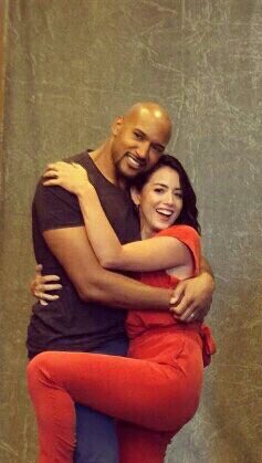 Happy Birthday to Henry Simmons, you are so funny, strong and you are probably the best hugger ever      