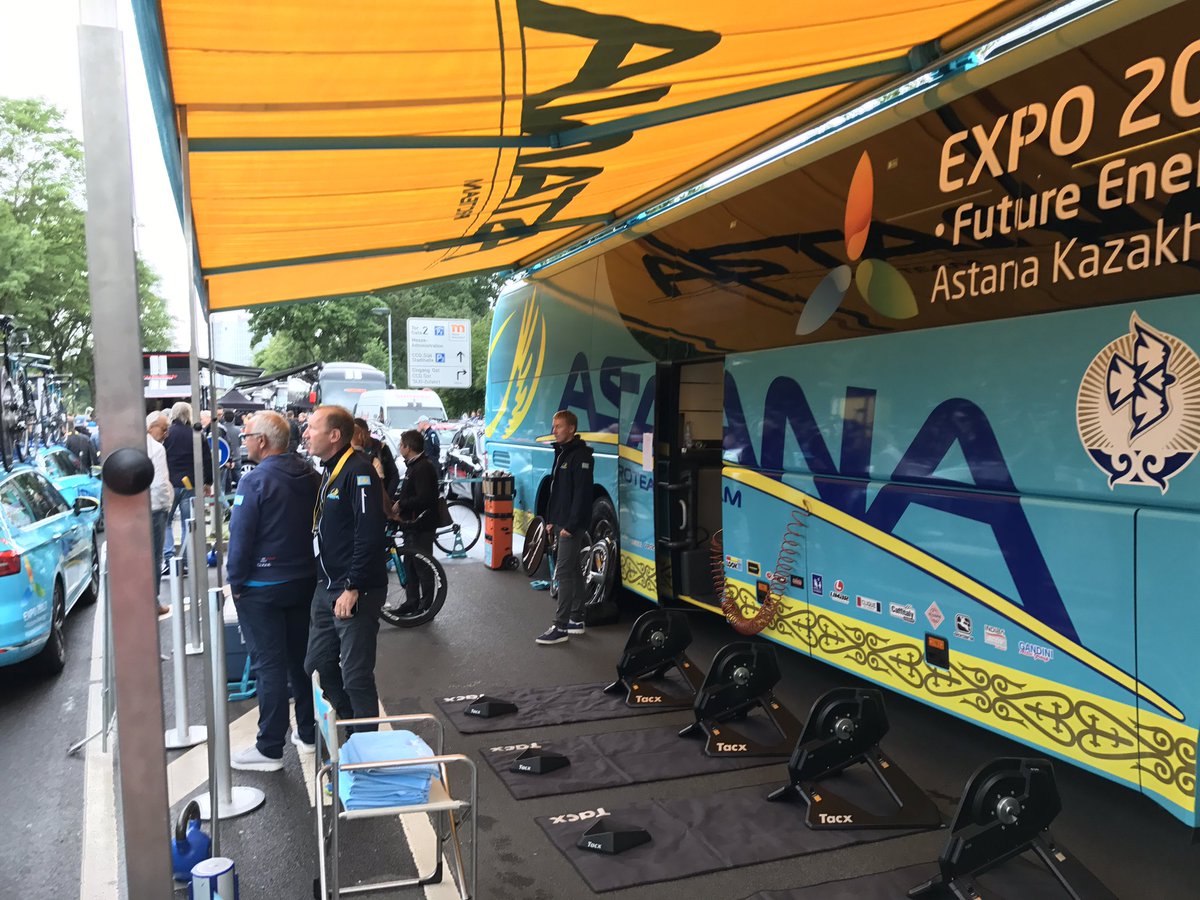 We mochten even een rondje langs de teambussen bij <a href="/LeTour/">Tour de France™</a>. #TNDT