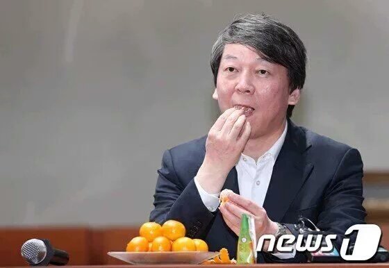 철수 이 뻔뻔한 늠아~!
"죄송하다고 문자가 가야지
구속될까 두렵다고 해결 부탁" 하면
그건 공범과의 대화지..! 저것두
완전 닭대가리네.. ㅉㅉ