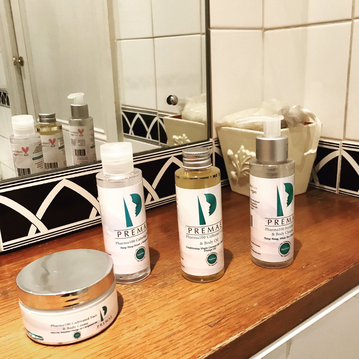 clareanyiamo's tweet photo. My #eczema prone skin can't function without @premaeskincare #pharma100 ππ¦ & lots of camomile tea βοΈ #hydrated https://t.co/J2hCPXvkJL https://t.co/naCTYwd6mz