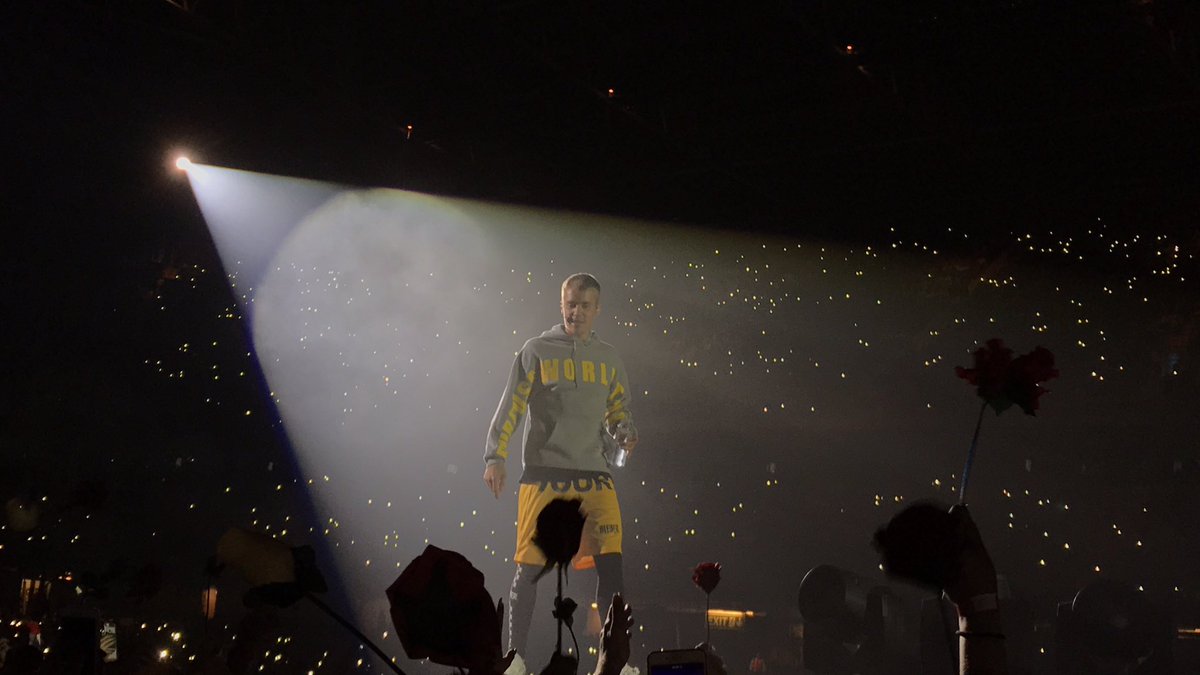 kdrhIbiebs's tweet photo. 🌹🌹🌹🌹#PurposeTourCardiff https://t.co/04VtjL4Eny