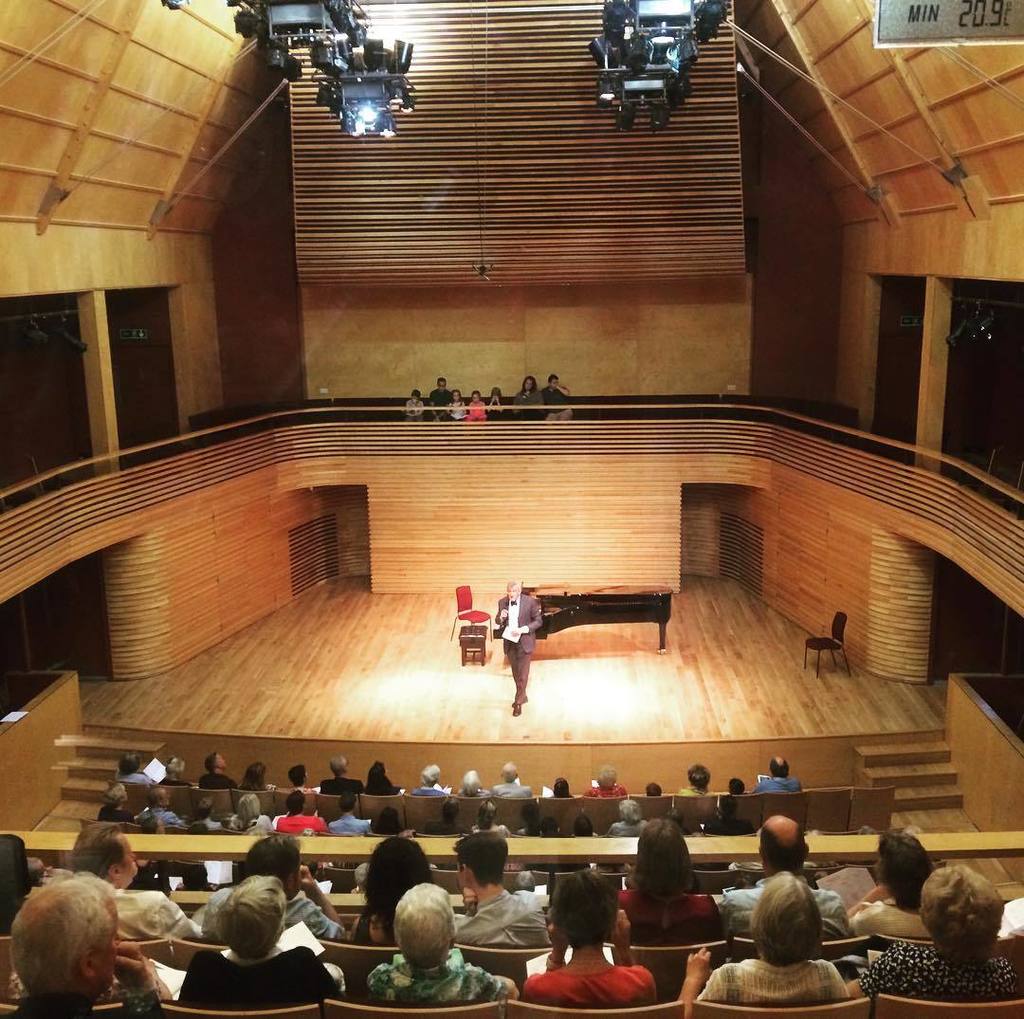 OscarCBosch's tweet photo. #Announcements prior to the #kickoff of the #ymssummerfest #3 @menuhinschool #Handel #Shostakovitch #Dvorak #Brahm… https://t.co/L46cuHBiMv https://t.co/hxFojte03V