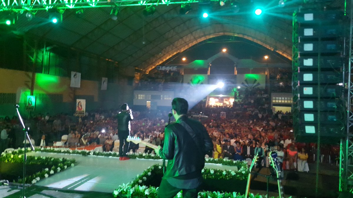 Increíble HORA DE show en vivo con <a href="/tononavarret/">Toño Navarrete</a> . Todo Quininde disfruto del show principal en la #elecciondereinaquininde #dameunbesito