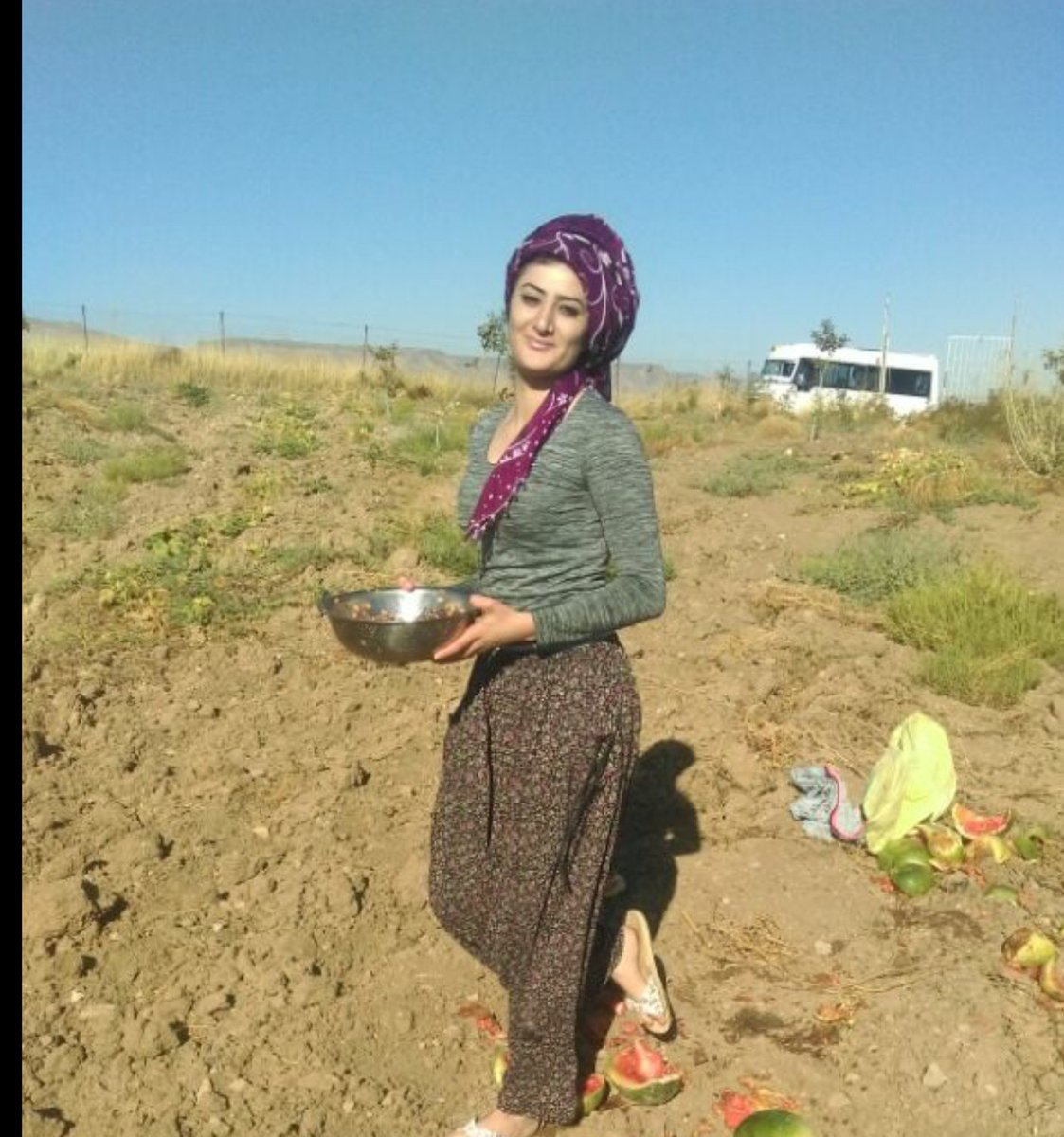 Türbanlı köylü güzeli