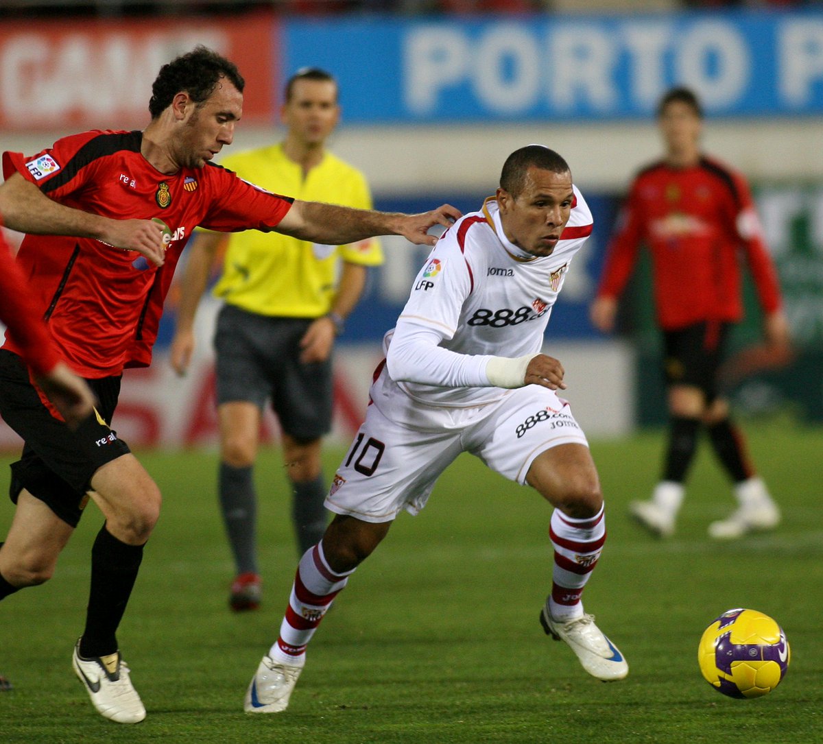 Luís Fabiano (<a href="/luis_fabuloso/">Luis Fabiano</a>) se va de Iván Ramis en la jornada 16, contra el RCD Mallorca (0-0), de la temporada 2008/2009