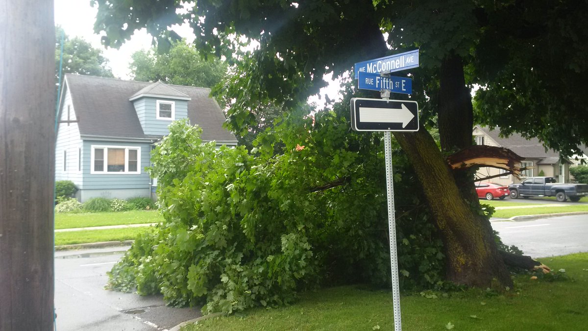 TRAFFIC NOTE: 5th Street at McConnell is closed due to fallen tree. @CCPSTRAFFIC @CityofCornwall https://t.co/pPJgLvSubE