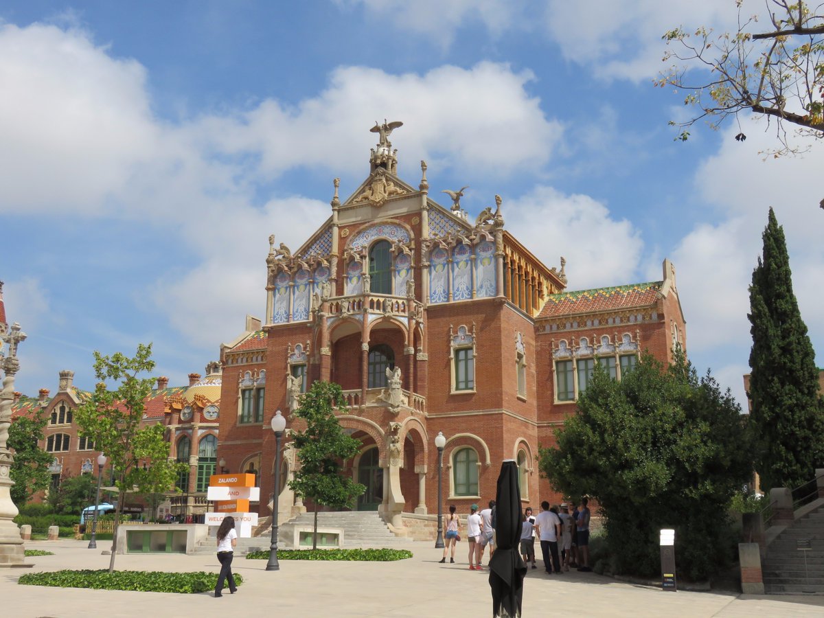 Here we are at Barcelona's Hospital Sant Pau, a designated UNESCO World Heritage Site #SJMCBarcelonaMadrid #SJMCStudyAbroad 🇪🇸