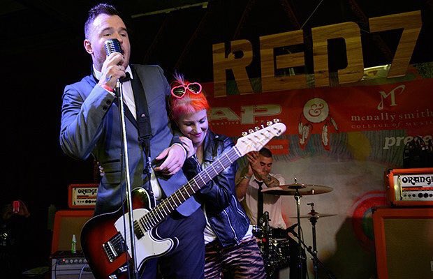 paramorebrasil's tweet image. Após dez anos juntos, Hayley Williams e Chad Gilbert anunciam separação.
Leia a carta aberta: goo.gl/xXjYeg 😓😢