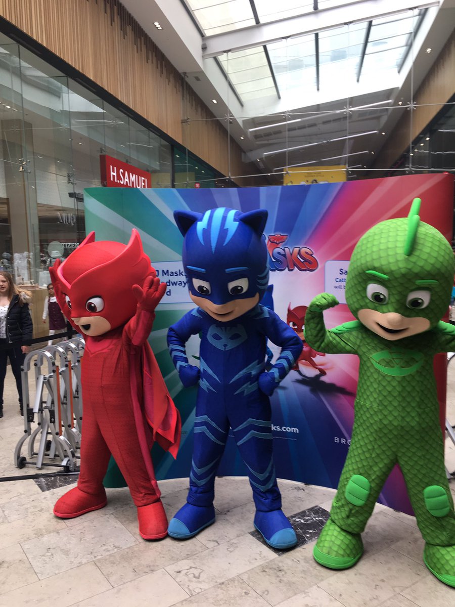 YorkshireMama_3's tweet photo. Met our cartoon heroes today! @TheBroadwayBrad 1hr round trip well worth it to see my boys little face! 😀 #pjmasks #gekko #catboy #owelette https://t.co/20wIXrHjOg
