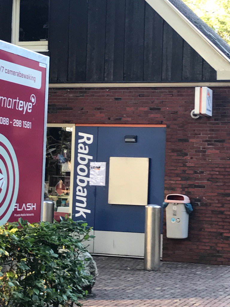 M_Masselink's tweet image. Rabobank sluit ineens enige 24/7 pinautomaat in #dwingeloo - lekker midden in toeristenseizoen @RTVDrenthe  @dvhn_nl