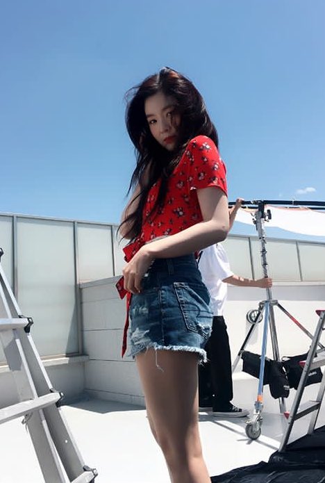 mmeraculo's tweet photo. i'm getting skinnier and skinnier
 err-day https://t.co/vHKxOZANC0