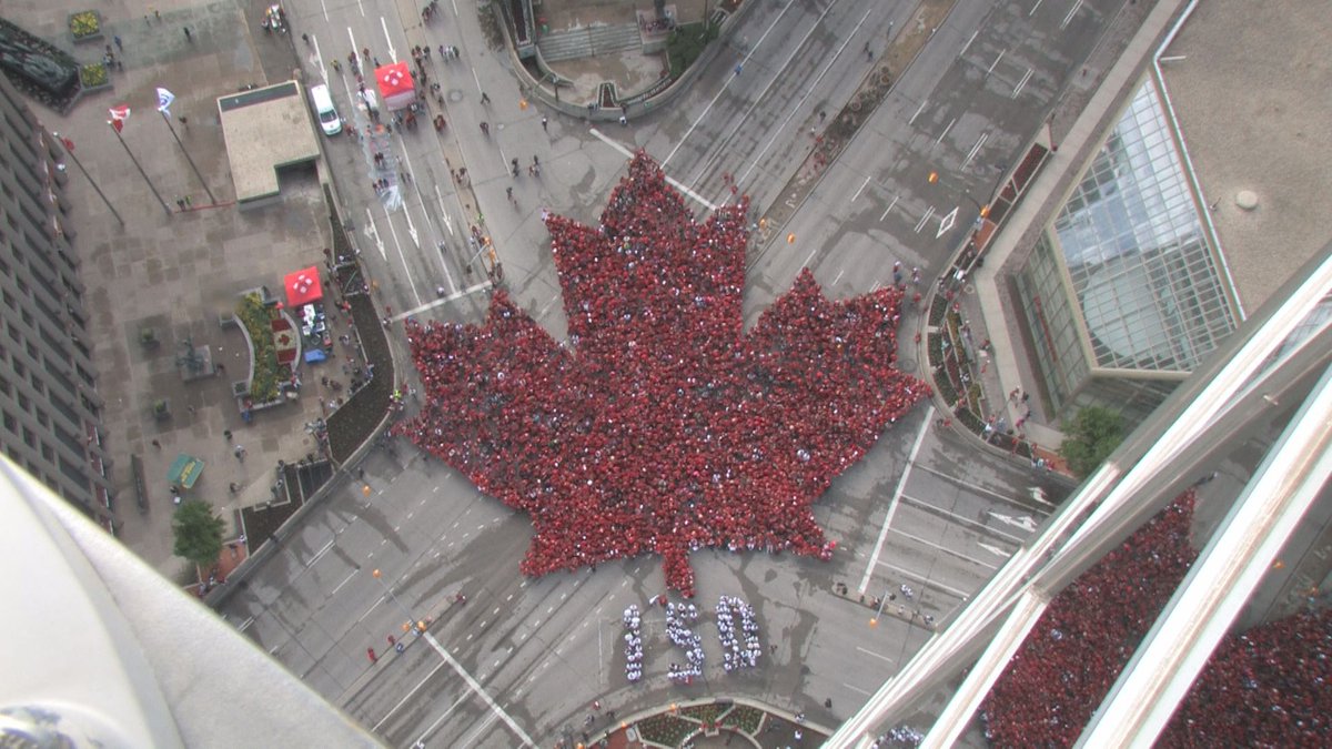 Zahra_Premji's tweet photo. The view of the Living Maple Leaf from the @globalwinnipeg newsroom at 201 Portage Avenue #CanadaDay #Canada150 #Winnipeg #Manitoba https://t.co/KsxMihfQ7L
