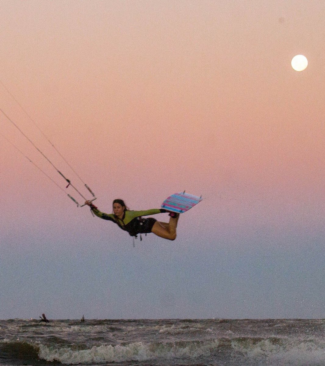 virelizalde's tweet photo. No te puerdas hoy 12.15 la entrevista con la diosa del Kitesurf @agustinacerruti en #nachosportivo por radio @Late931Oficial y @nachogoano https://t.co/qQYPg2DGnj