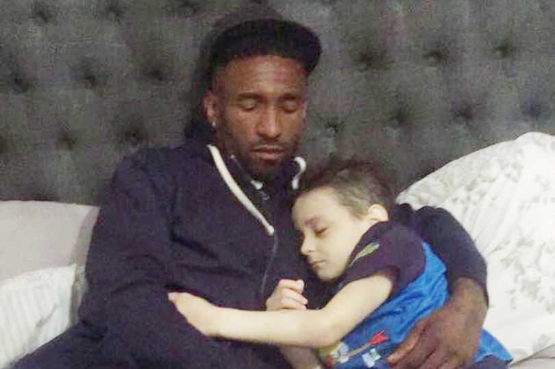 Bradley Lowery has 'final cuddle' with Jermain Defoe as he invites friends for goodbye party 
mirror.co.uk/news/uk-news/b…