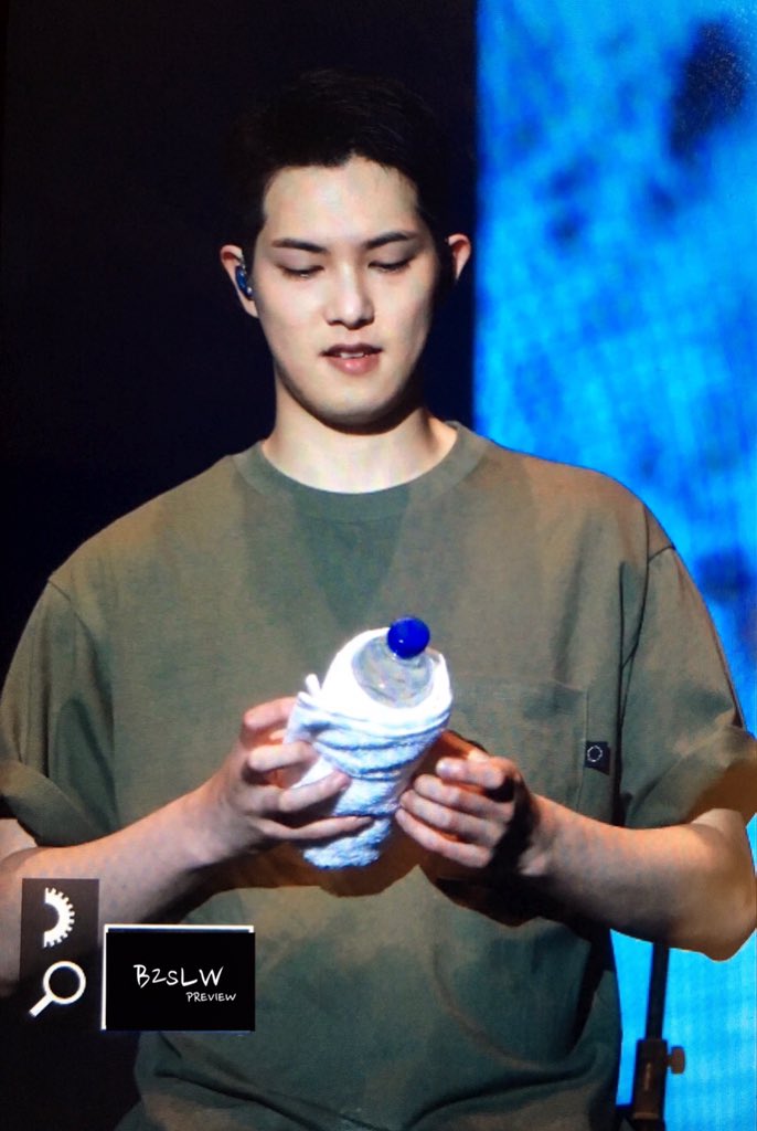 B2sLW's tweet photo. #LEEJONGHYUN 170701 CNBLUE #Between_Us in Singapore #이종현 PREVIEW3 
모르겠다.. ㅋㅋㅋ https://t.co/VgUKVBdzE5