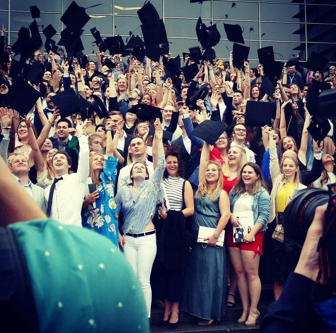 lisarouschop's tweet photo. Graduation day! Bye bye @HogeschoolPXL, ik heb genoten van de 3 jaren! @Communicatiemgt 💚 https://t.co/XQ3l3iD8lp
