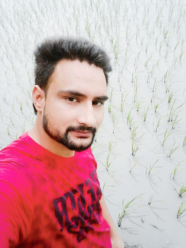chan_npreet's tweet photo. ਭੈਤ ਕੋਈ ਨੀ ਪਾ ਸਕਦਾ ਬਈ ਰੱਬ ਦੇਆਂ ਰੰਗਾਂ ਦਾ
ਕਦੋ ਦਾਣਾ-ਪਾਣੀ ਮੁੱਕ ਜਾਣਾ ਓ ਯਾਰ ਮਲੰਗਾਂ ਦਾ https://t.co/r9kgE1Fsgt