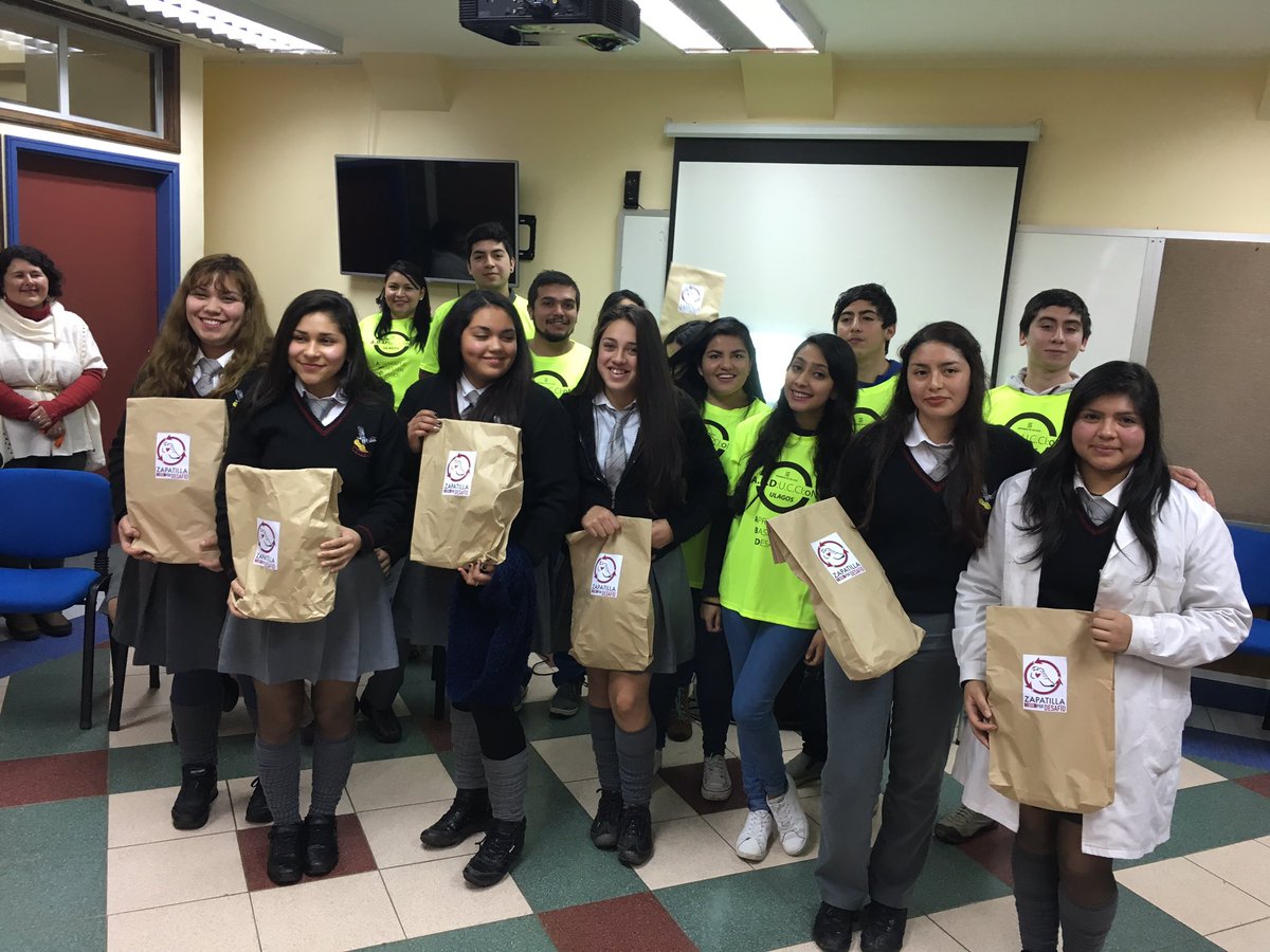 1000kms's tweet photo. No es sólo entregar una zapatilla. Es todo el valor asociado a ello!
Tremenda experiencia de Aprendizaje en Liceo Industrial de #Frutillar https://t.co/W6j0ZF7boC