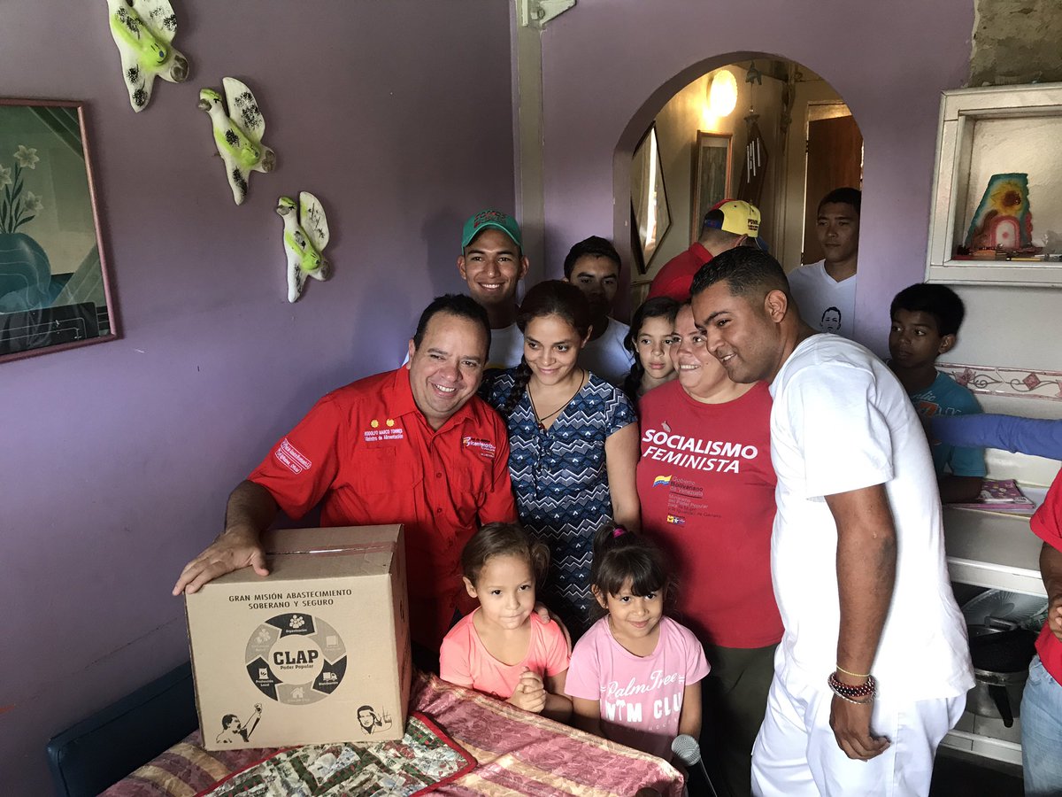 AngeloRivasVen's tweet photo. #AHORA Junto al Min. @RMarcoTorres en jornada del CLAP CasaXCasa en el urbanismo Barrio Nuevo Tricolor sector turmerito @NicolasMaduro https://t.co/Q8LF7eEyFp