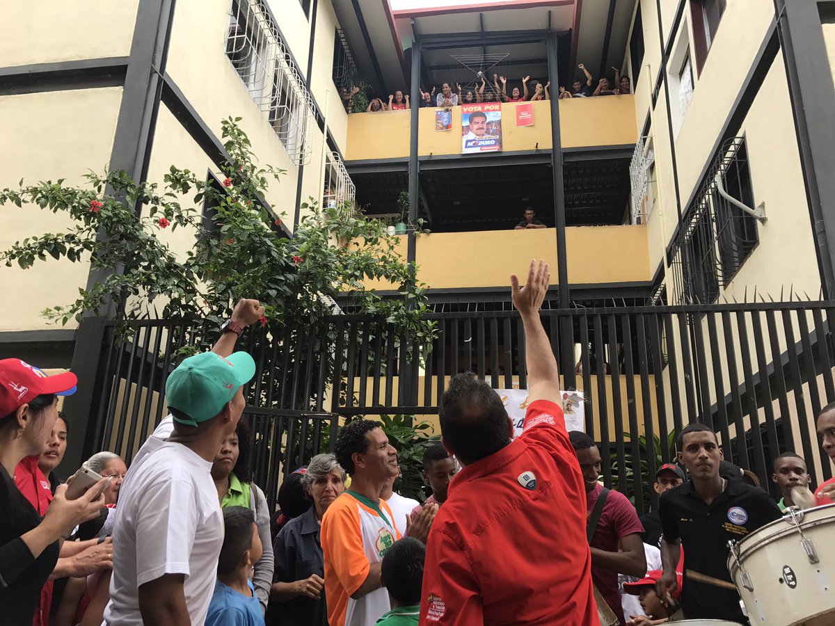AngeloRivasVen's tweet photo. #AHORA Junto al Min. @RMarcoTorres en jornada del CLAP CasaXCasa en el urbanismo Barrio Nuevo Tricolor sector turmerito @NicolasMaduro https://t.co/Q8LF7eEyFp