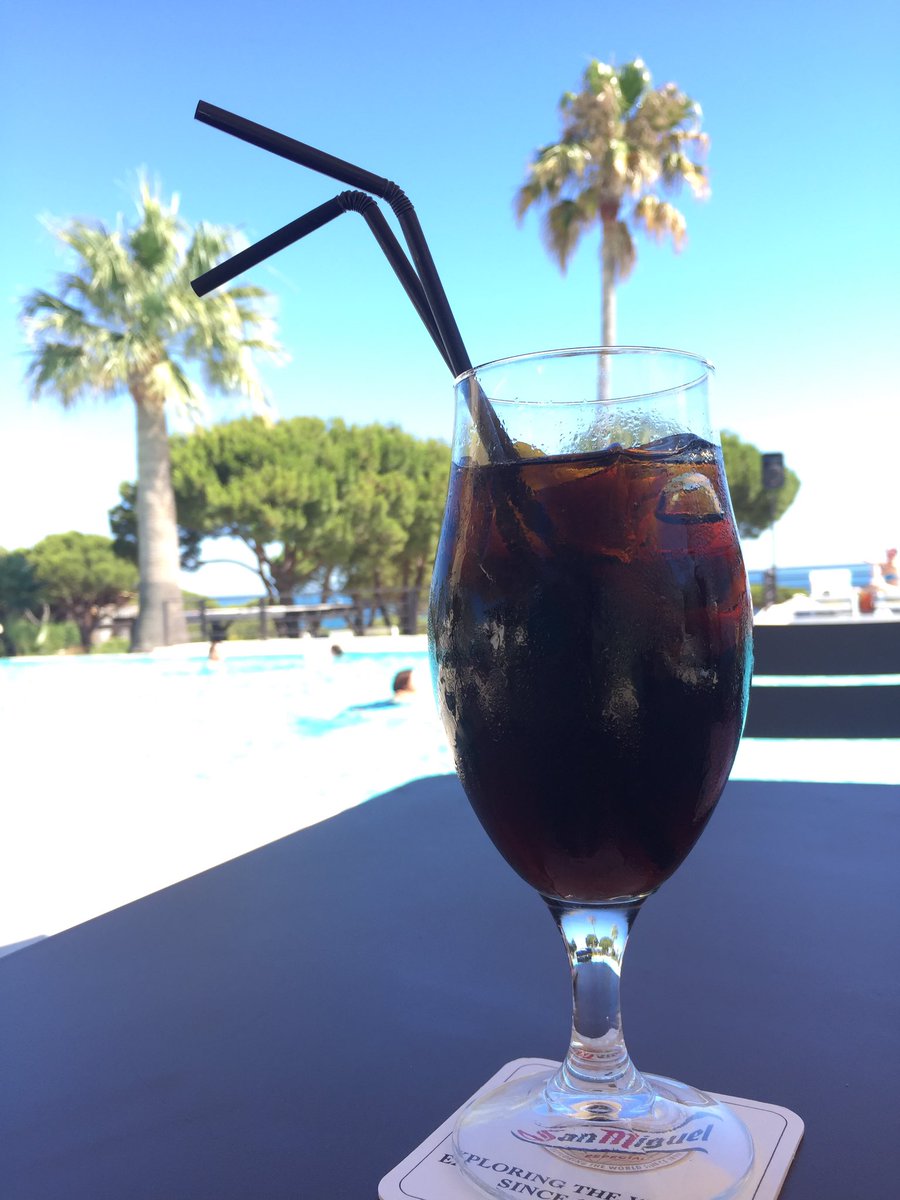 MaxxGut's tweet photo. #Poolupdate 1 🏖

Bei angenehmen 30 Grad habe ich mich erstmal mit einer krassen #Cola niedergelassen 👌 Am zweiten Tag schon total entspannt https://t.co/iHPaACRQof