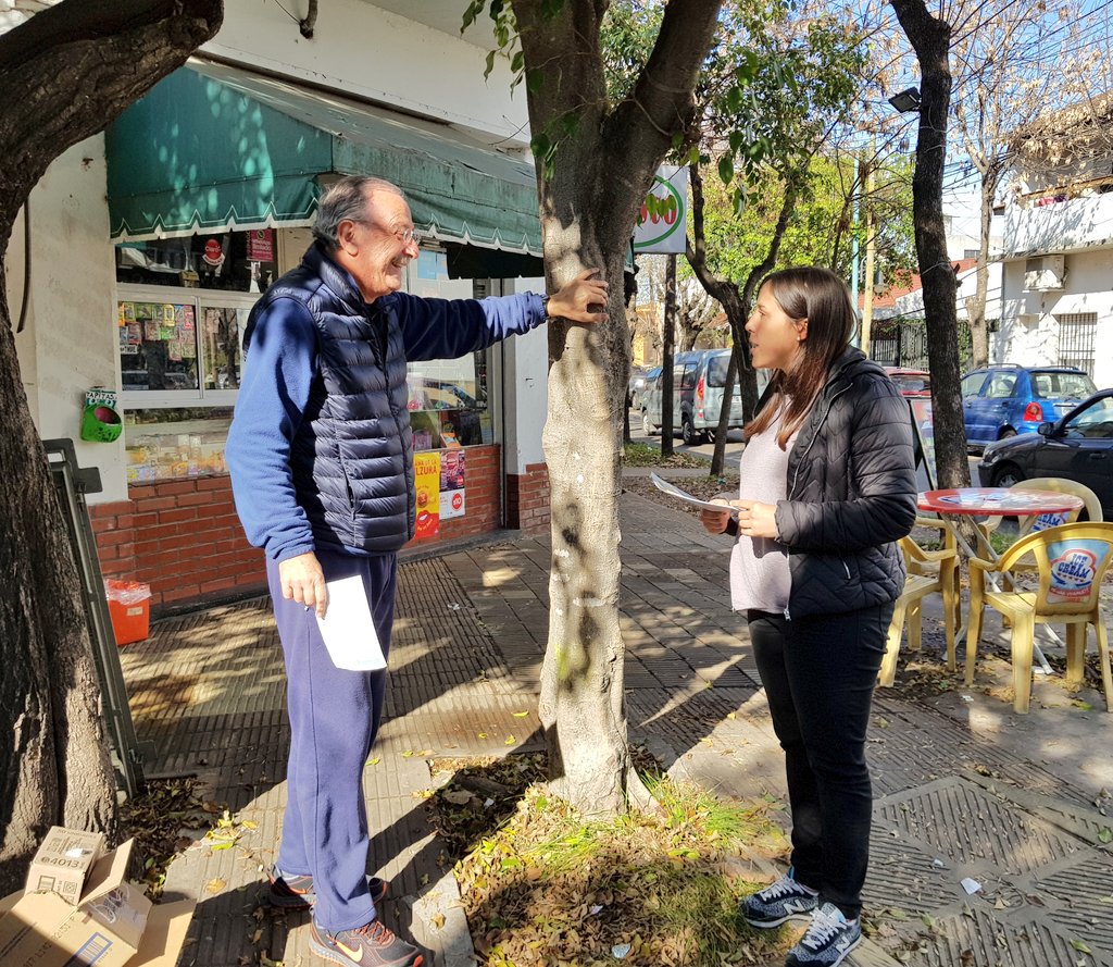 BarbieriVero's tweet photo. Estamos conversando con los vecinos del barrio Olivos, sobre las mejoras en el Hospital Municipal Houssay.  Cc @jorgemacri @soledadmartinez https://t.co/7fYimS9WKD