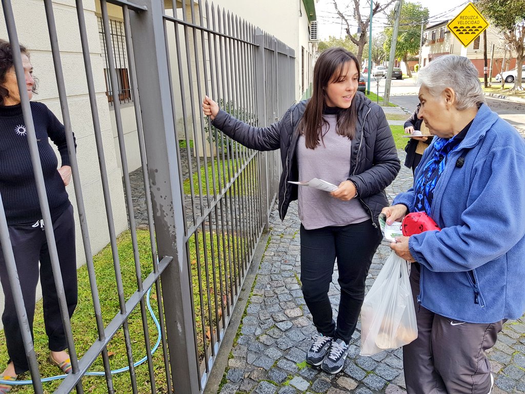 BarbieriVero's tweet photo. Estamos conversando con los vecinos del barrio Olivos, sobre las mejoras en el Hospital Municipal Houssay.  Cc @jorgemacri @soledadmartinez https://t.co/7fYimS9WKD