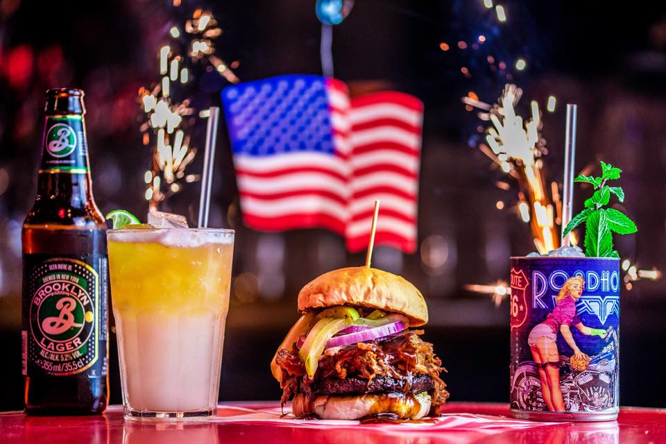 🇺🇸 🇺🇸 #IndependenceDay 🇺🇸 🇺🇸 <a href="/JimBeamUK/">Jim Beam UK</a> and Roadhouse bring you TWO special 4th July cocktails, PLUS a Jim Beam #PulledPork bbq sauce burger