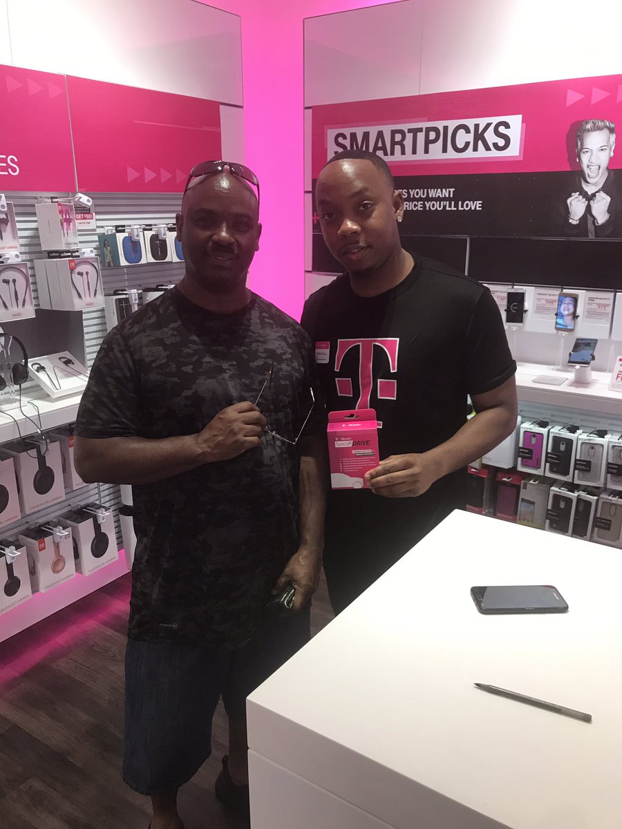 Josedoming101's tweet photo. My man Randall @JeanSwig_21 he really knows what's best for our customers 👌🏽@reyna_leise @jboy1724 @GHengtgen @AliciaRTmo https://t.co/fsKs75lJlX