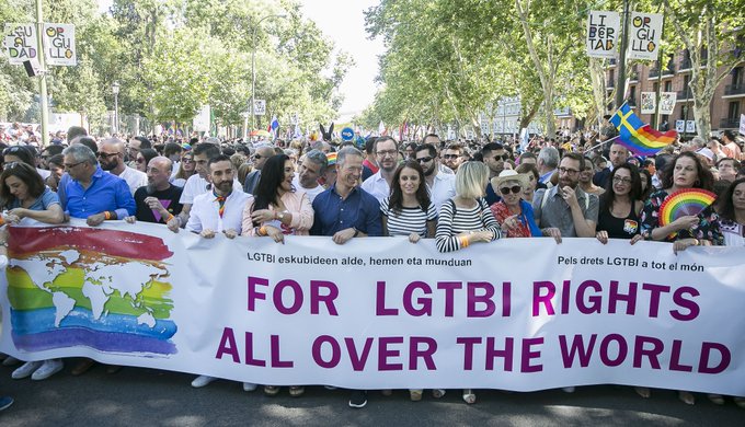El PP, en la cabecera del desfile del Orgullo Gay DDqZ8oEW0AEFMQu