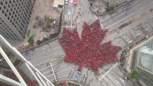 ctvwinnipeg's tweet photo. 3,600 people gather on Portage and Main to form largest living maple leaf in Canada: https://t.co/guvQpnxAzm https://t.co/kdFZt3CufH