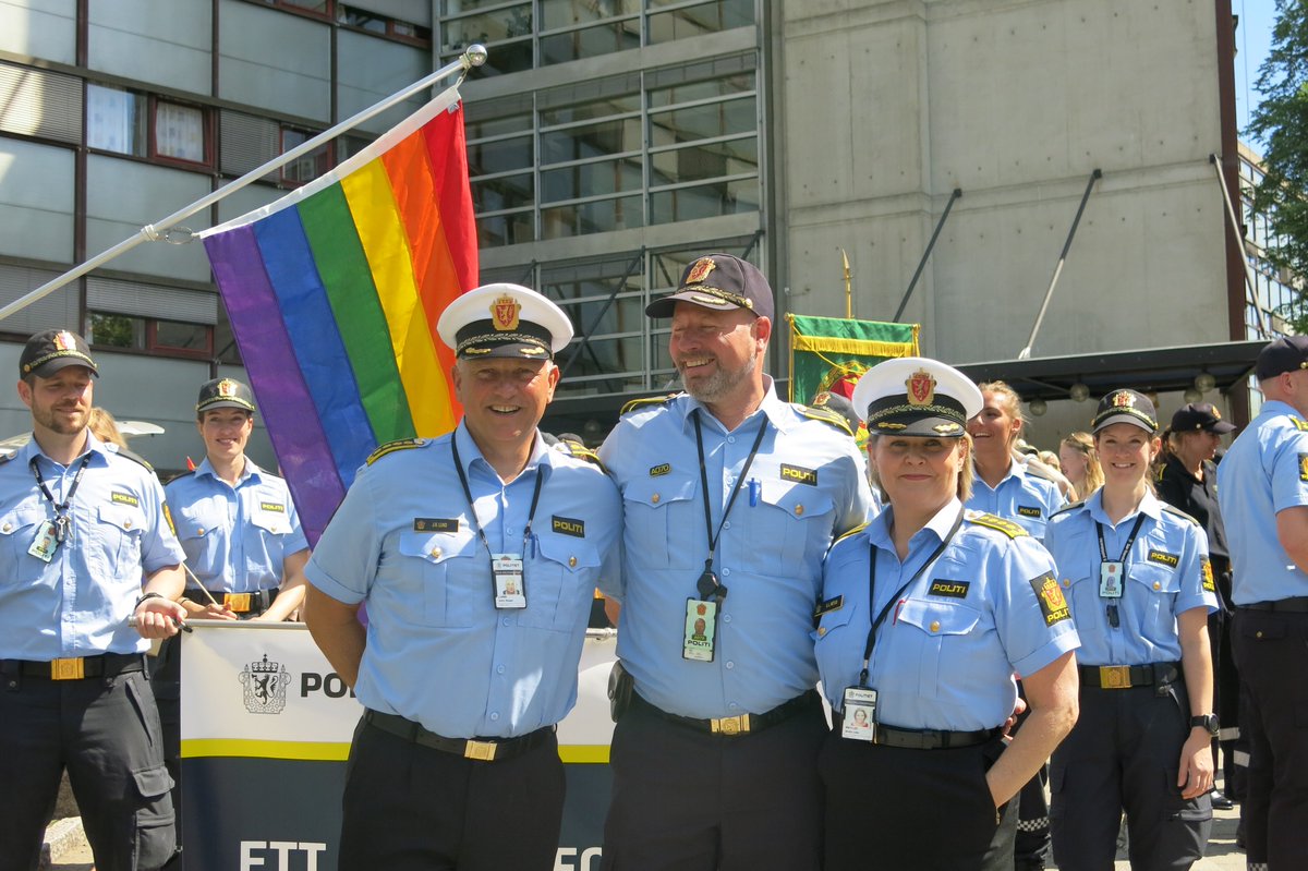 Colombocity's tweet image. Pride Parade i Oslo med god deltagelse fra Oslo-politiet. Raust, åpent og inkluderende. Slik det SKAL være.