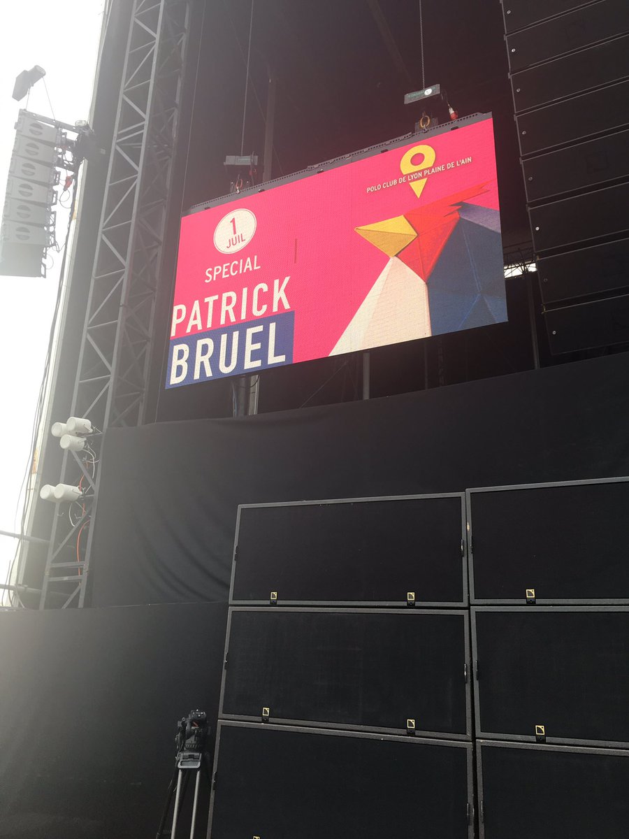 11claire06's tweet image. #printempsdeperouges En place pour le concert et tout ça à quelques km de Porcieu. Quel souvenir... 16 ans !!! 110901 @PatrickBruelOff