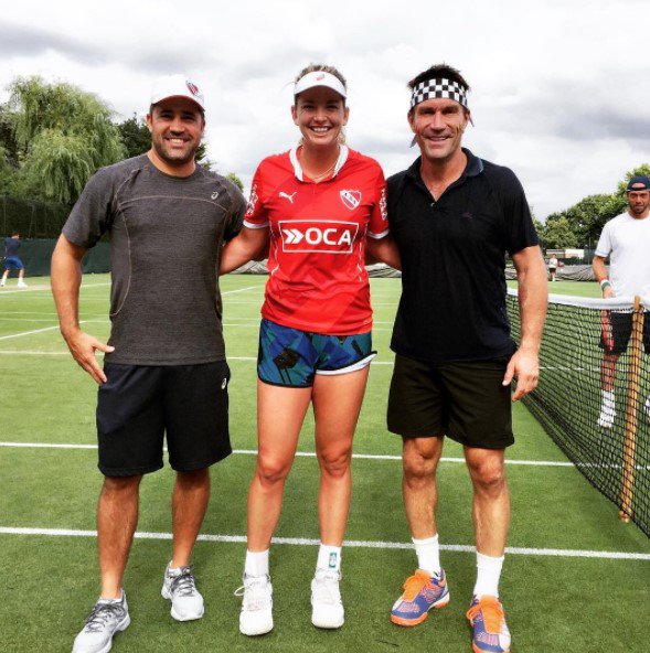 SC_ESPN's tweet photo. Con la remera del Rojo a todos lados: Coco Vandeweghe le demuestra al mundo que lleva a Independiente en su corazón. https://t.co/W0xFT0gLKp