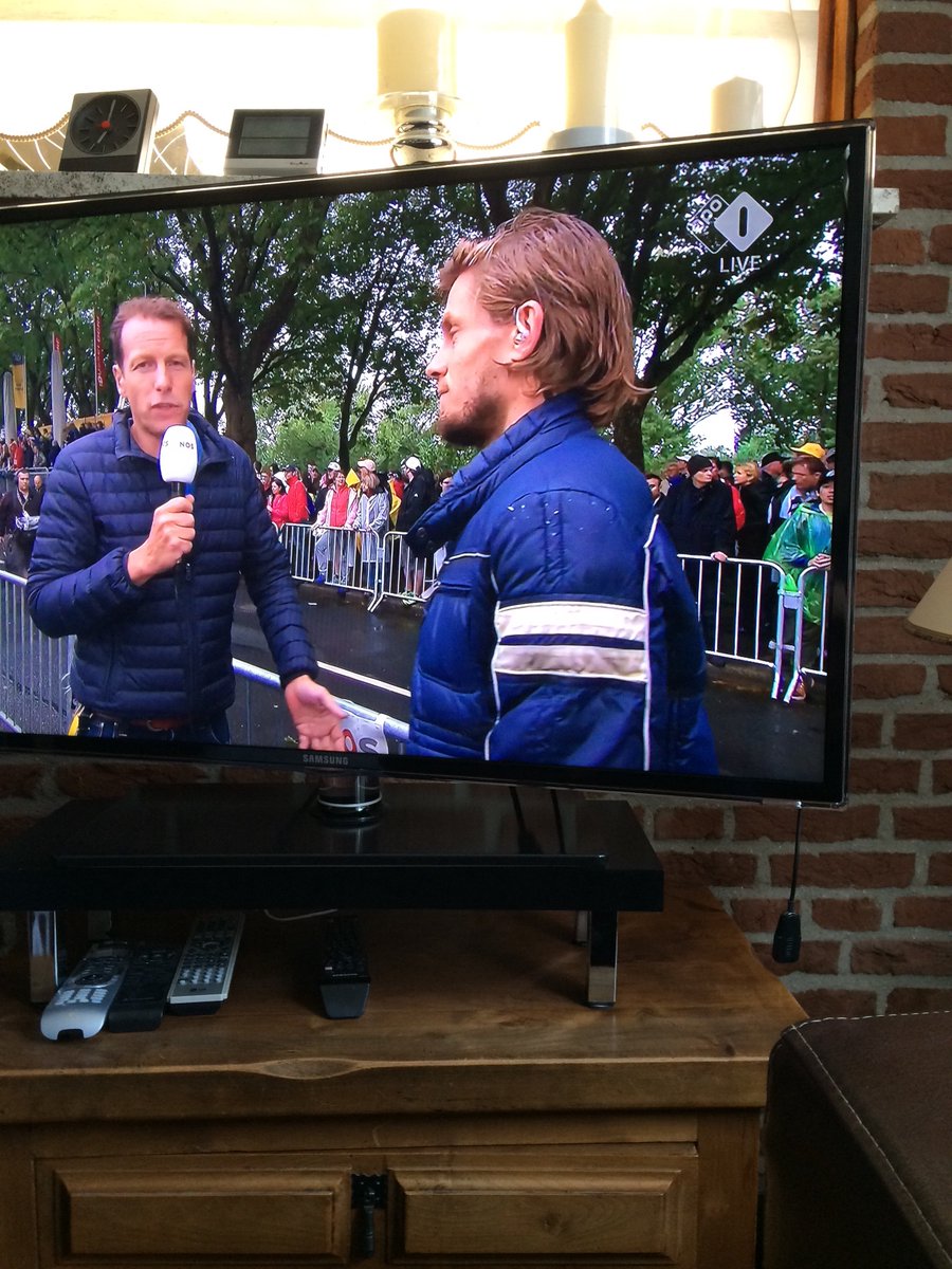 twancellara's tweet photo. @NOSwielrennen @NOS geef die beste man een nieuwe jas #Nos #tourdefrance2017 #tourdujour https://t.co/7pQaetVFxr
