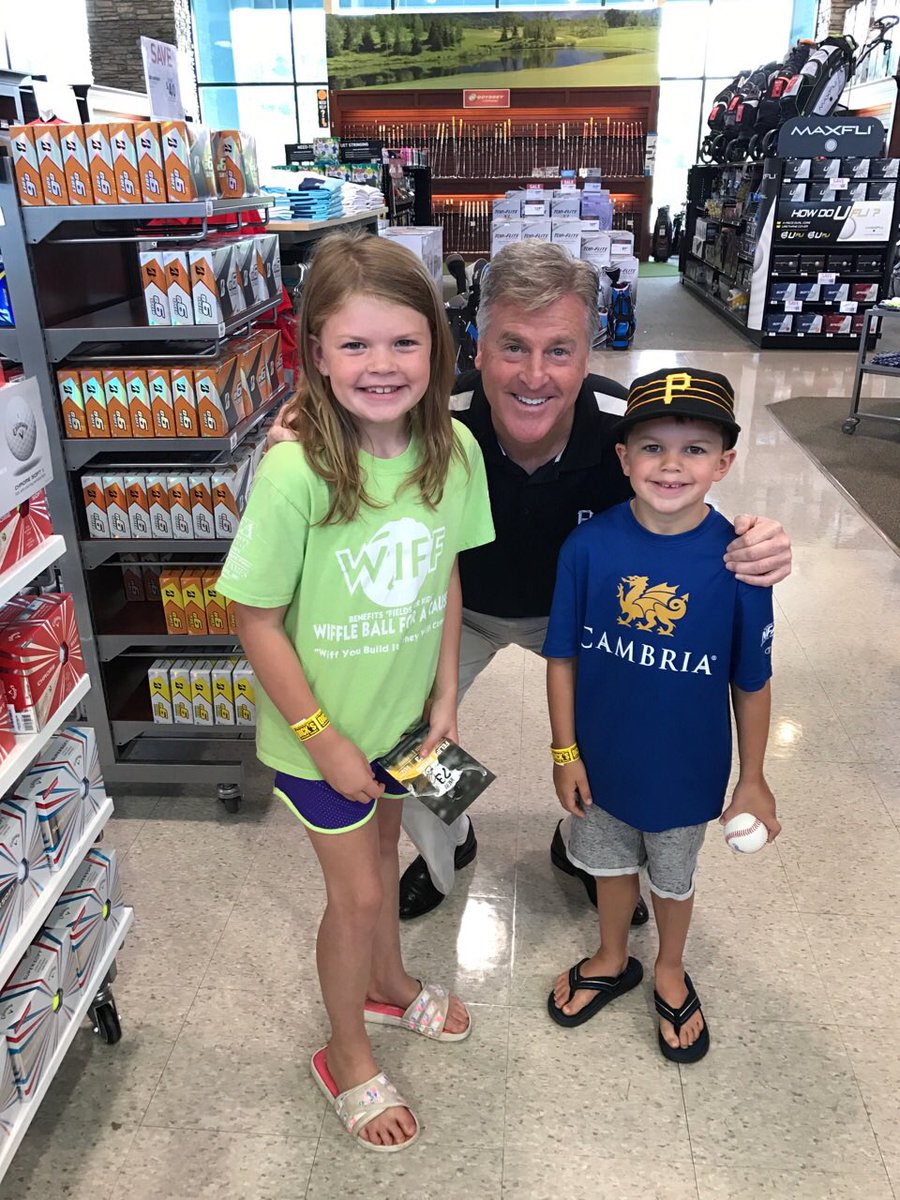 PghNewsBreak's tweet photo. Greg Brown couldn't have been nicer to the kids. Thanks for being their favorite voice GB. @ROOTSPORTSPIT #letsgobucs #bucsbooth https://t.co/wHvPYw94Ix