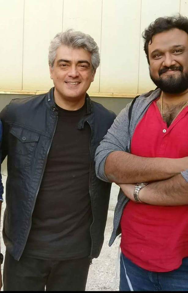 Kannan65397519's tweet photo. ஒரு படம் முடித்து தல வீடு திரும்புவதுக்குள் அடுத்த படம் பண்ணணும்னு தல வீட்டில் காத்திருக்கும் #இயக்குனர்😍😍
#RealMass 😎😎 https://t.co/L1hwvyFJ3t