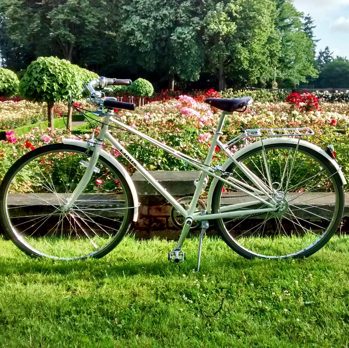 piggyflowers's tweet photo. Petal the #LinusBike & I had to stop & smell the roses at Peninsula Park. #pdxbikes https://t.co/P7BXxpC9hN