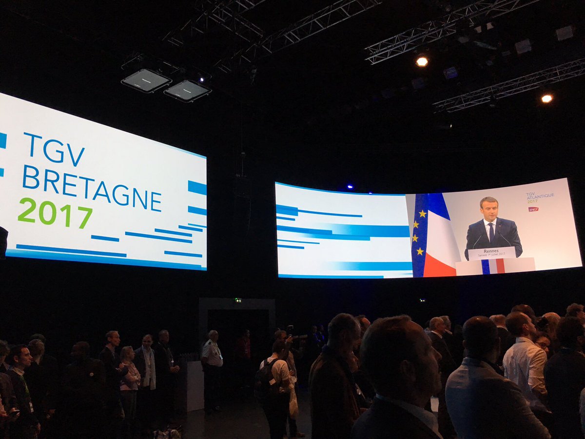 GroupeSNCF's tweet photo. @EmmanuelMacron EM: "C'est parce que j'ai confiance en vous que j'ai souhaité être là, ce soir, avec vous".

#TGVAtlantique #SNCF https://t.co/GcRbvt9Uqe