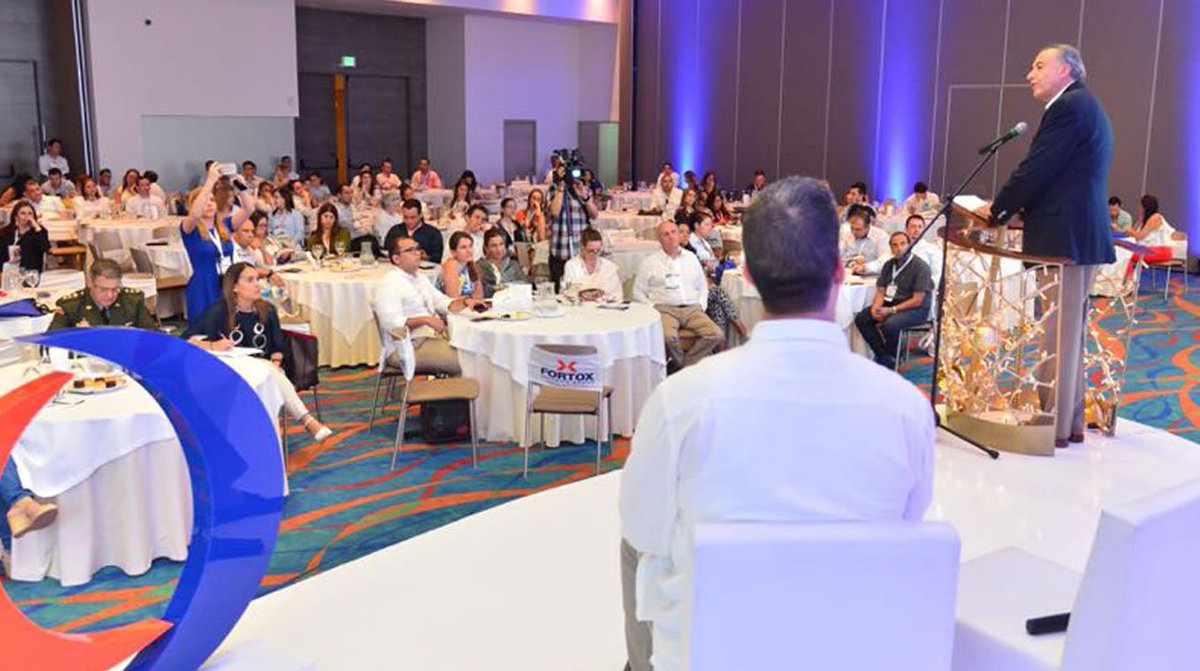 Acuerdo de paz no obliga a empresas de vigilancia privada a emplear exguerrilleros de las FARC
goo.gl/b7BhCa