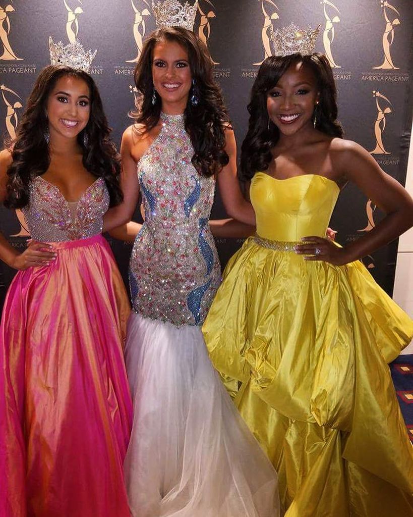 HenrisCloud9's tweet image. Stunning 👑✨ Miss Junior High, High School, and Collegiate America 2016 styled by Henri's! ift.tt/2tCvkMt