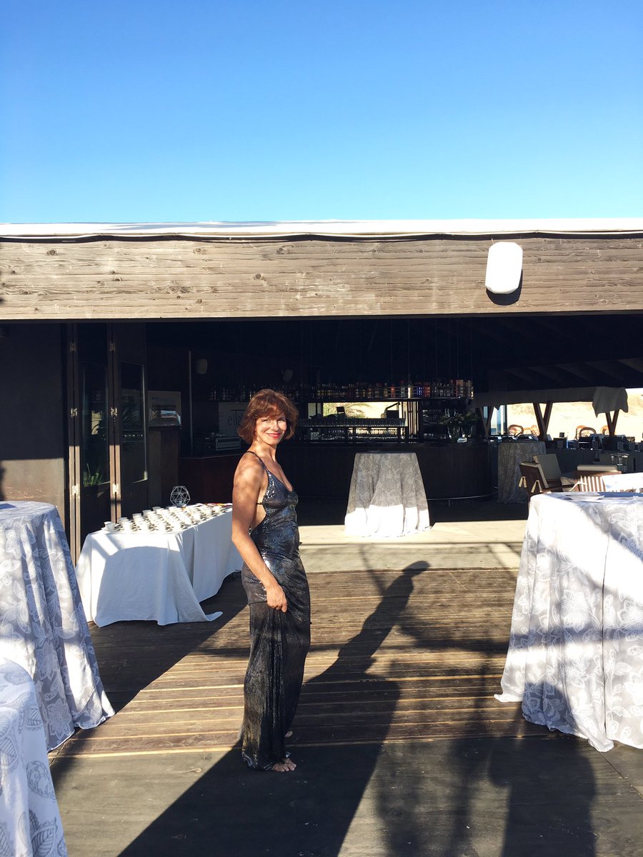 Ya estoy lista! A sambar un rato a La Luz del atardecer en #eltablabeachclub #SaboraHuelva #musicaendirecto