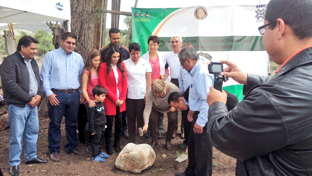 ccchidalgo's tweet photo. #CCCEH #AMIC @ElSabioRoble_AC  #ClubRotarioPachuca @juga_hidalgo colocan la Primera Piedra del Centro Gerontológico #SabioRoble https://t.co/XwZkFWhsnn
