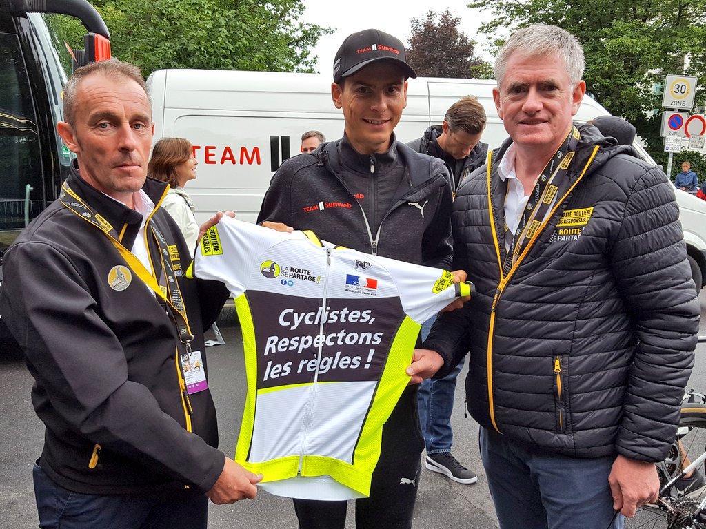 routesepartage's tweet photo. L'insécurité sur la route @WarrenBarguil  connait pour en avoir été victime avec @TeamSunweb. L'opé @routesepartage @RoutePlusSure lui parle https://t.co/WHSo6sNbk2