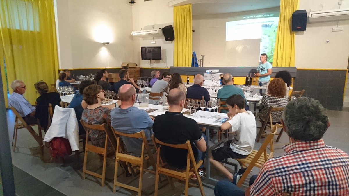 Ara mateix: #tast de #vins by Celler Pujol Cargol a #masarac #figueres #costabrava #emporda #festamajor #Elmissatger #winetasting