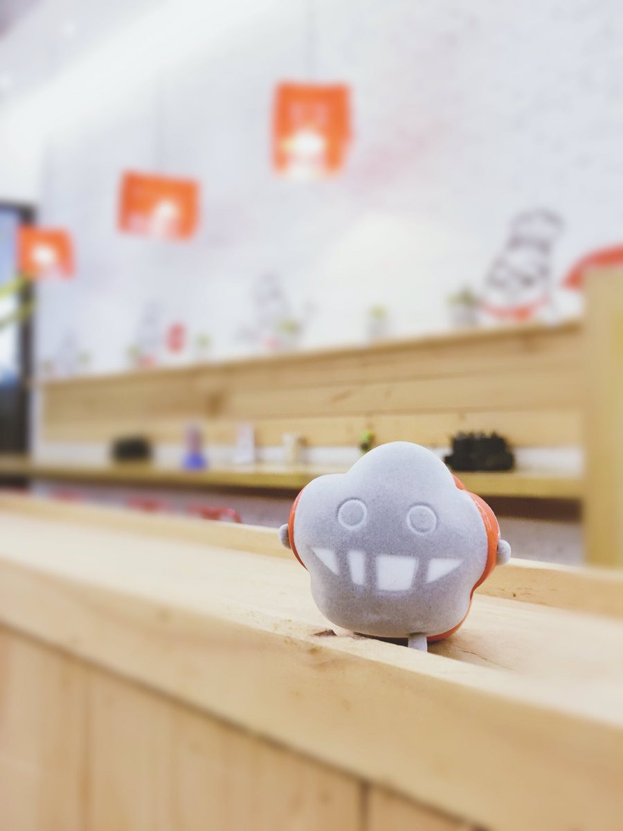 DustykidWorld's tweet photo. "Meet new friends to gain new insights" #Dustykid
•
Met a new #lfriend in Thai. Do u know this shop? Try to #guess from the #background ಠ_ಠ https://t.co/Ry0V5a83P1