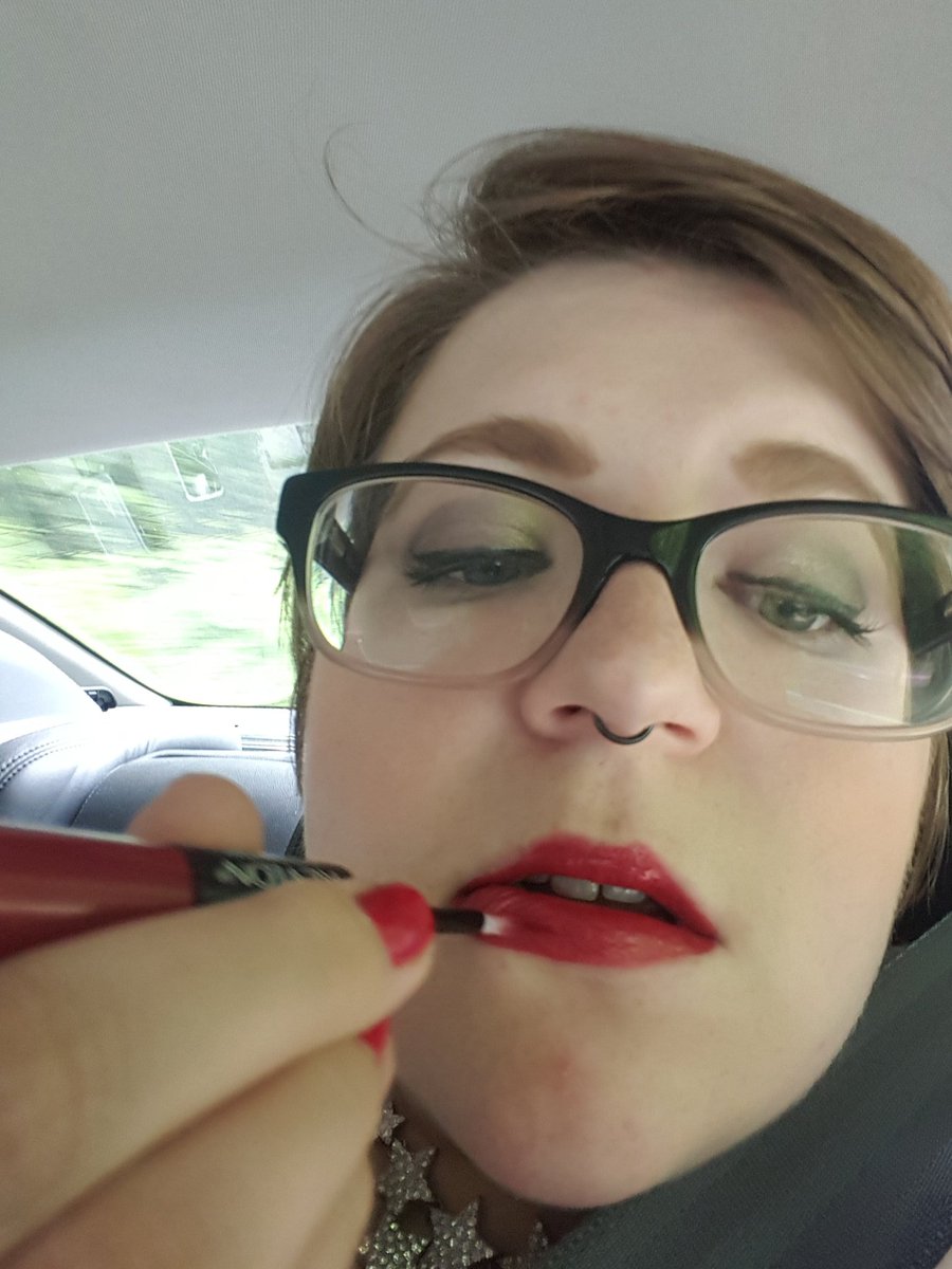 Fox_jx's tweet photo. This is what happens when you use your selfie camera to put on lipstick. #lifehack #redlipstick #classyashell https://t.co/CxZpBqmccu